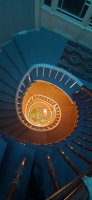 zdjęcie rozświetlonej spirali klatki schodowej