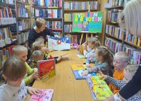 zdjęcie bibliotekarki pokazującej  sensoryczne książki