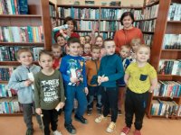 zdjęcie grupy przedszkolnej z wychowawczynią i bibliotekarką