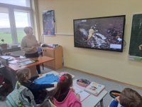 zdjęcie uczniów oglądających prezentację