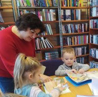 zdjęcie dzieci z panią bibliotekarką