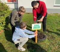 zdjęcie młodzieży ustawiającej znak "szanuj zieleń"