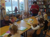 zdjęcie dzieci pani bibliotekarki czytającej dzieciom