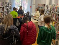 zdjęcie młodzieży i bibliotekarek