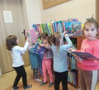 zdjęcie dzieci wybierających książki
