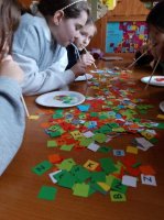 zdjęcie dzieci łowiących karteczki z literami