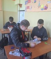 zdjęcie uczniów zawiązujących koszulkę