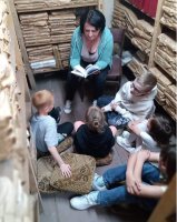 zdjęcie bibliotekarki czytającej dzieciom