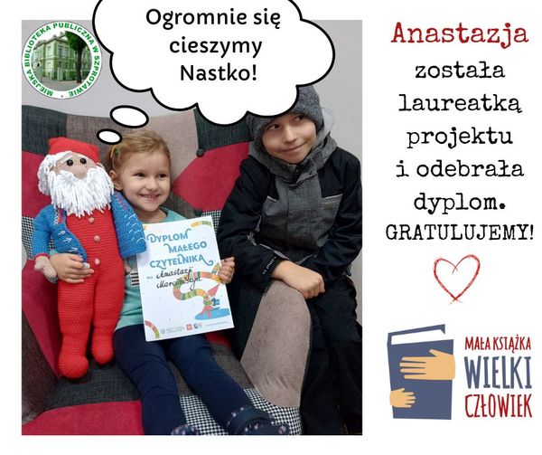 zdjęcie laureatki projektu anastazji z dyplomem, maskotką krasnala w krzywej czapce i z chłopcem, nad nimi chmurka z tekstem ogromnie się cieszymy Nastko! Po lewej stronie logo biblioteki, po prawe stronie napis Anastazja została laureatką projektu i odebrała dyplom. Gratulujemy! Poniżej logo projektu mała książka wielki człowiek