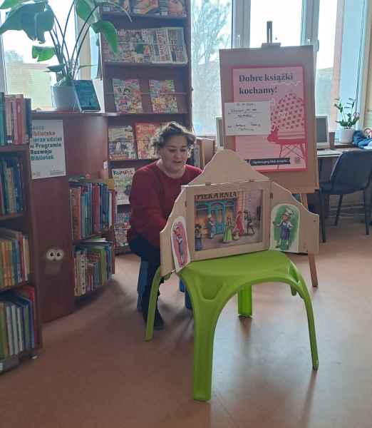 zdjęcie bibliotekarki z teatrzykiem kamishibai