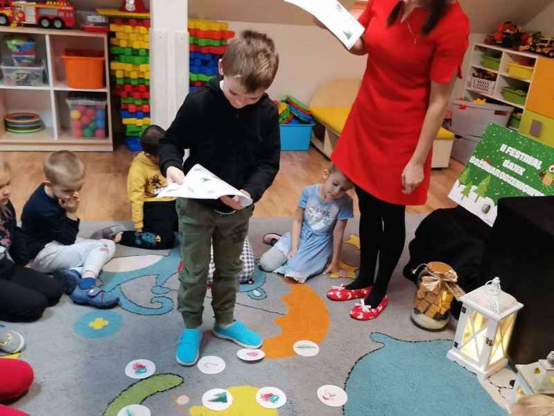 zdjęcie dziecka w trakcie zabawy w programowanie drogi