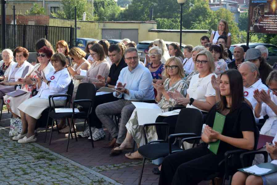 zdjęcie widowni bijącej brawo