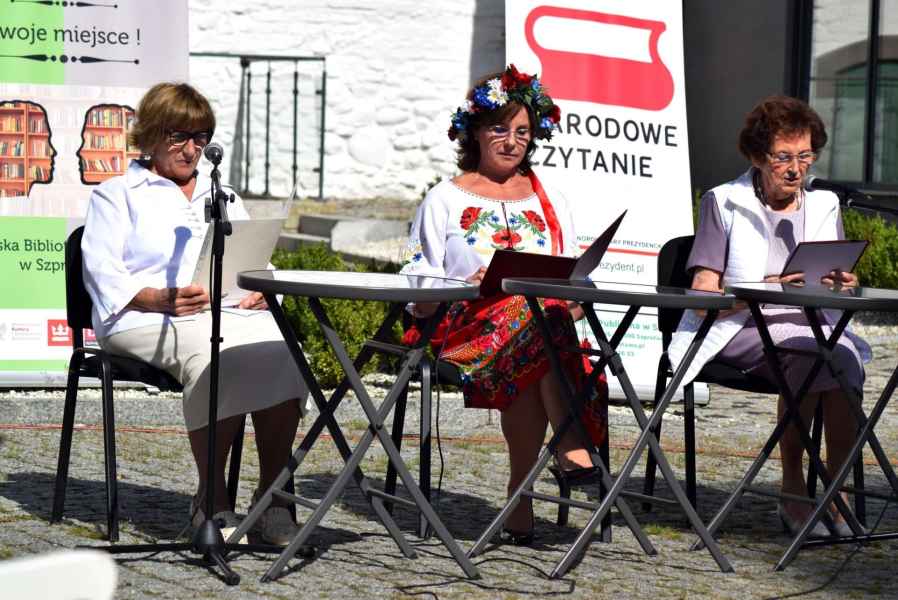 zdjęcie seniorów oraz bibliotekarki czytających legendę