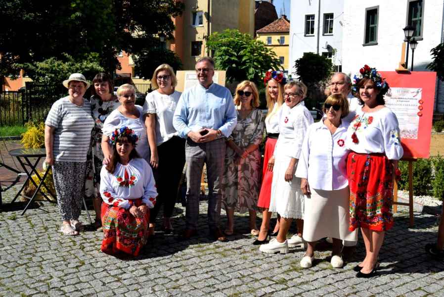 grupowe zdjęcie włodarzy miasta wraz z kadrą biblioteki i zaproszonymi gośćmi