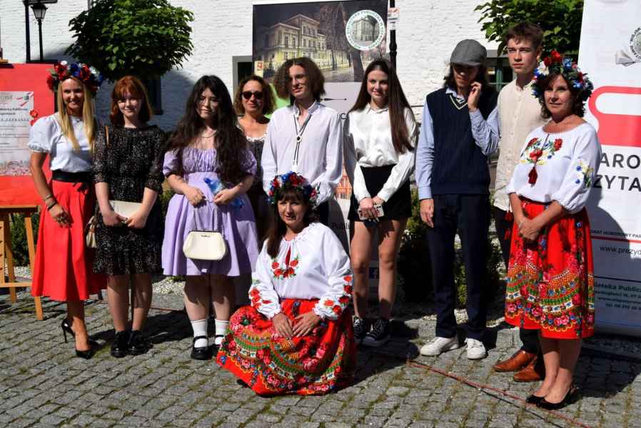 grupowe zdjęcie bibliotekarek i zaproszonej młodzieży