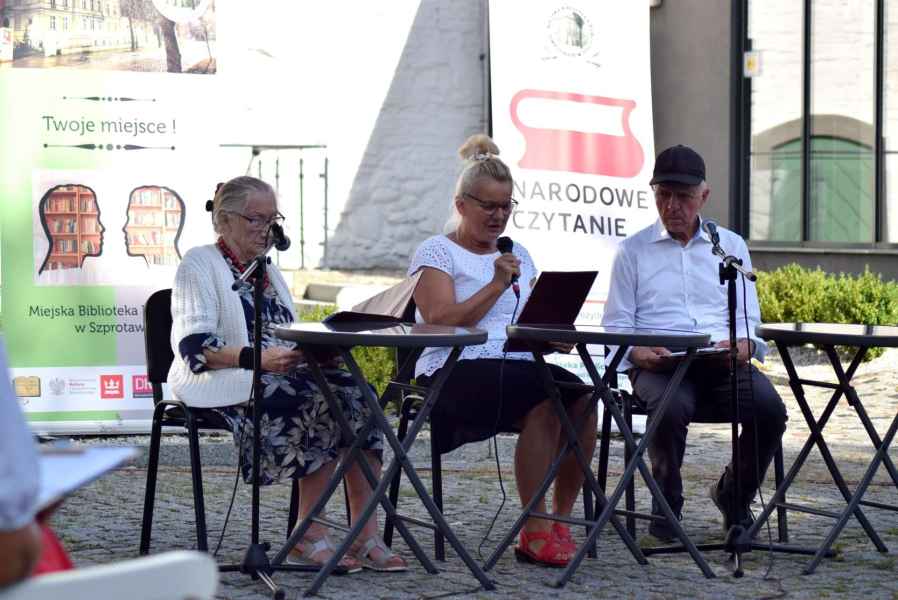 zdjęcie seniorów w trakcie czytania książki Nad Niemnem