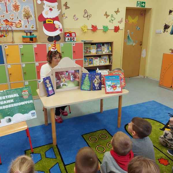 zdjęcie bibliotekarki w trakcie przedstawiania teatrzyku kamishibai