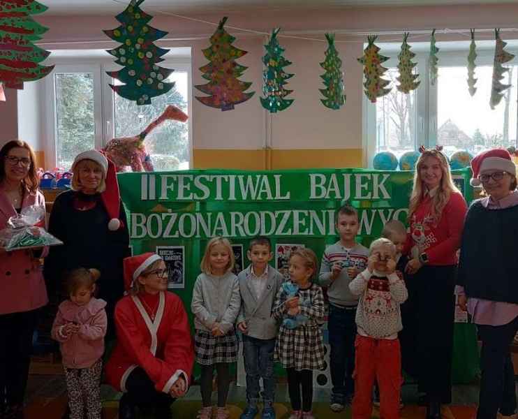 grupowe zdjęcie dyrektor biblioteki, bibliotekarek, wychowawczyni dzieci i wiceburmistrz z dziećmi