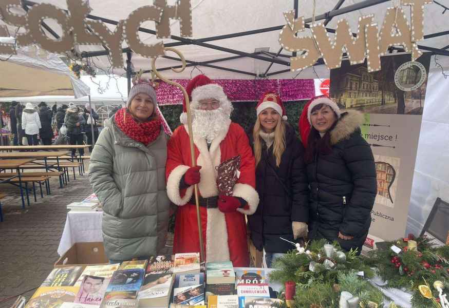 zdjęcie kadry biblioteki pozującej do zdjęcia z mikołajem