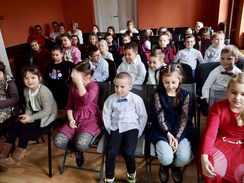 zdjęcie dzieci podczas oglądania teatrzyku