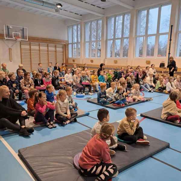 zdjęcie sali gimnastycznej zapełnionej przez dzieci i nauczycieli w trakcie oglądania teatru