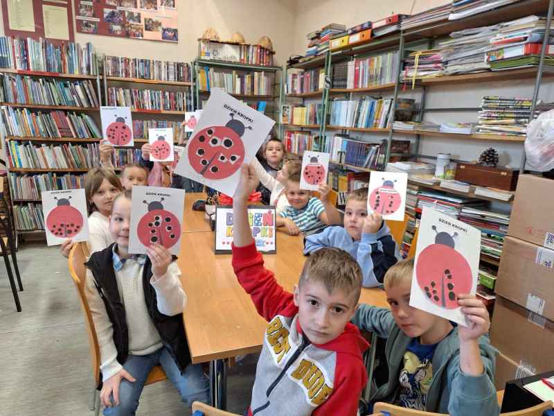 zdjęcie grupy dzieci z wyklejankami biedronek