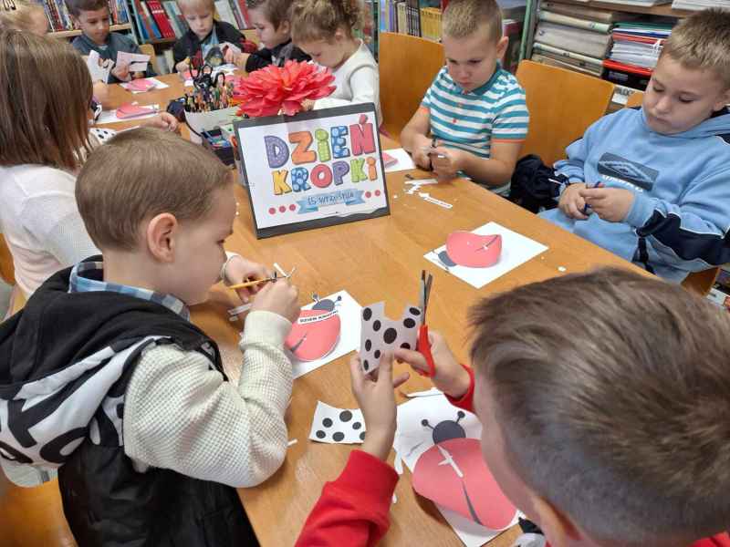 zdjęcie dzieci podczas wycinania kropek