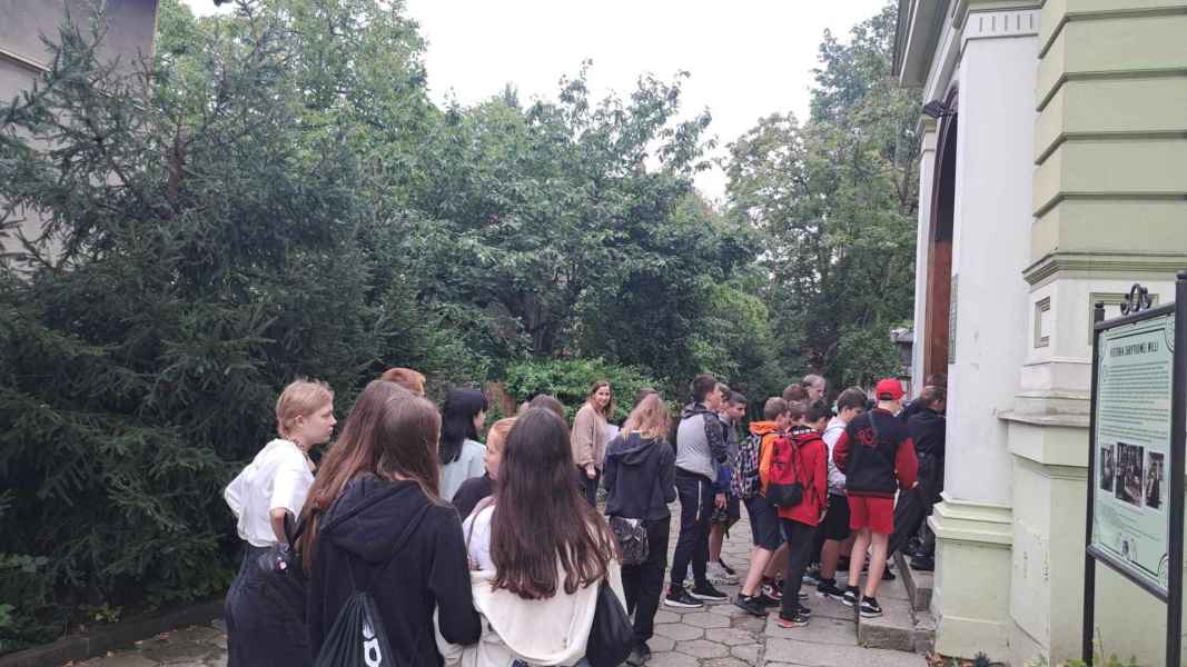 zdjęcie młodzieży wchodzącej do biblioteki