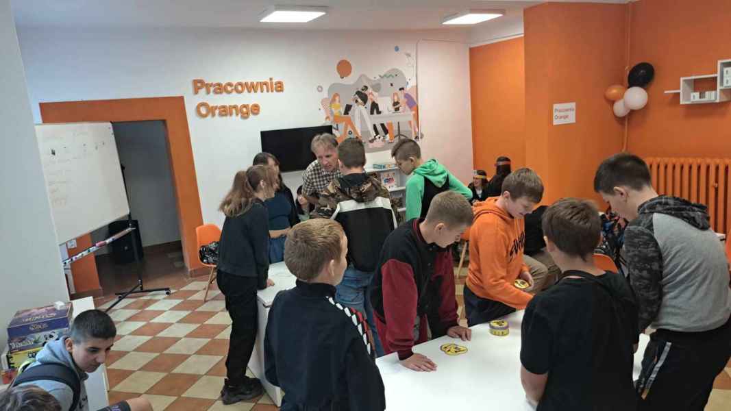 zdjęcie młodzieży podczas grania w gry w pracowni orange