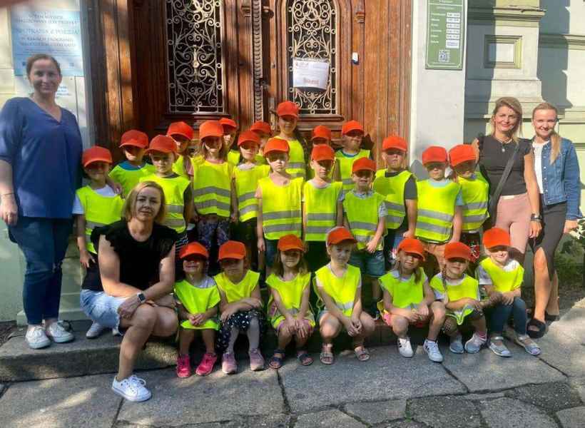 zdjęcie przedszkolaków z wychowawcami, dyrektorem MBP i bibliotekarką