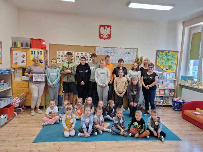 grupowe zdjęcie wychowawców, bibliotekarki oraz nastolatków i grupy przedszkolnej