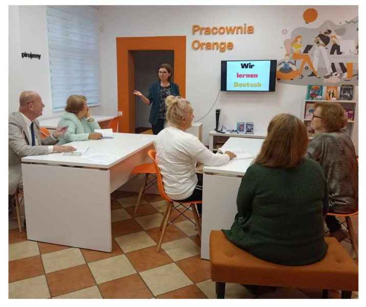 zdjęcie bibliotekarki oraz grupy kursantów w pracowni orange