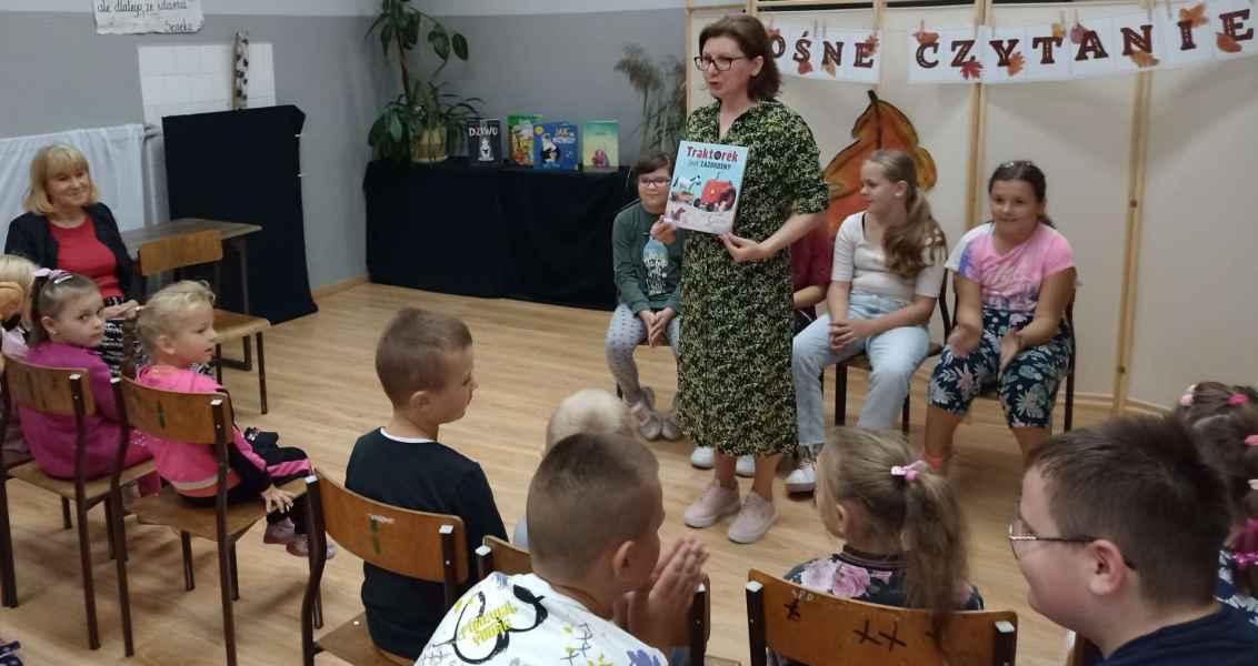 zdjęcie bibliotekarki z książką wśród dzieci