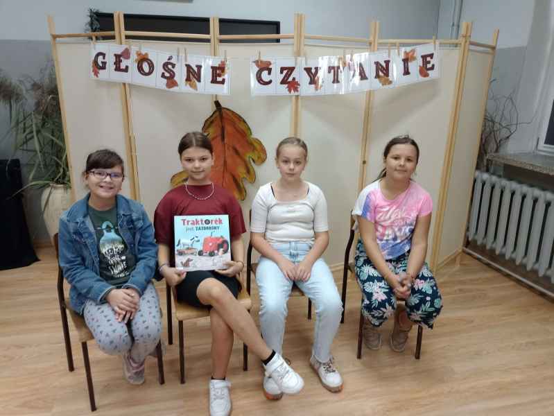 zdjęcie czworga dziewczynek z książką