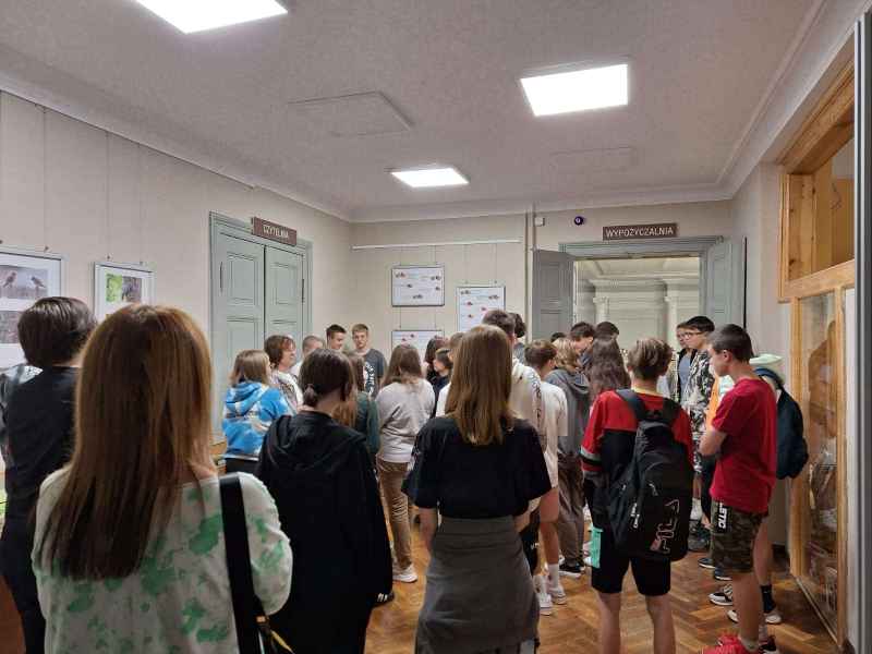 zdjęcie grupy młodzieży w holu biblioteki