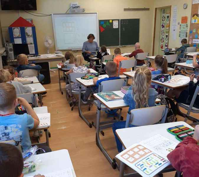 zdjęcie bibliotekarki w trakcie czytania dzieciom