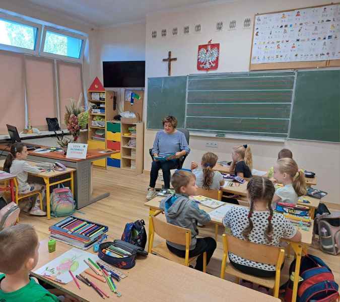 zdjęcie bibliotekarki czytającej książkę w klasie 