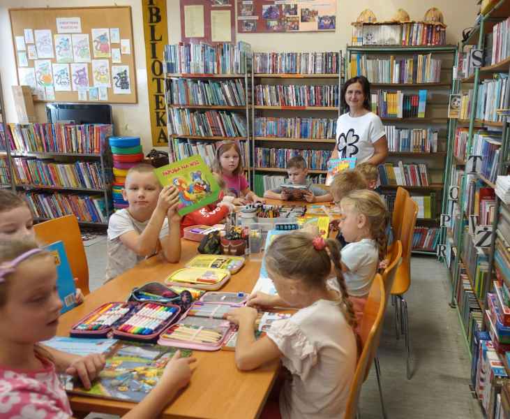 zdjęcie dzieci oglądających bajki i nauczycielki