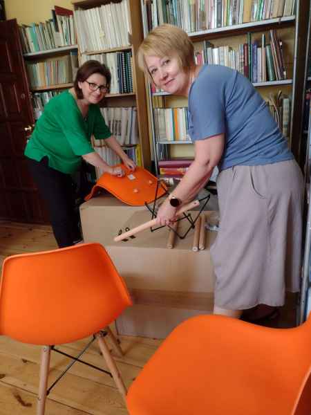 zdjęcie bibliotekarek podczas montowania krzeseł