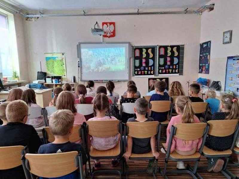 zdjęcie uczniów w trakcie ogladania filmu