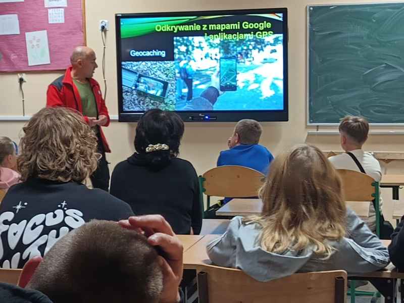 zdjęcie pana Macieja Boryny w trakcie prezentacji geocachingu