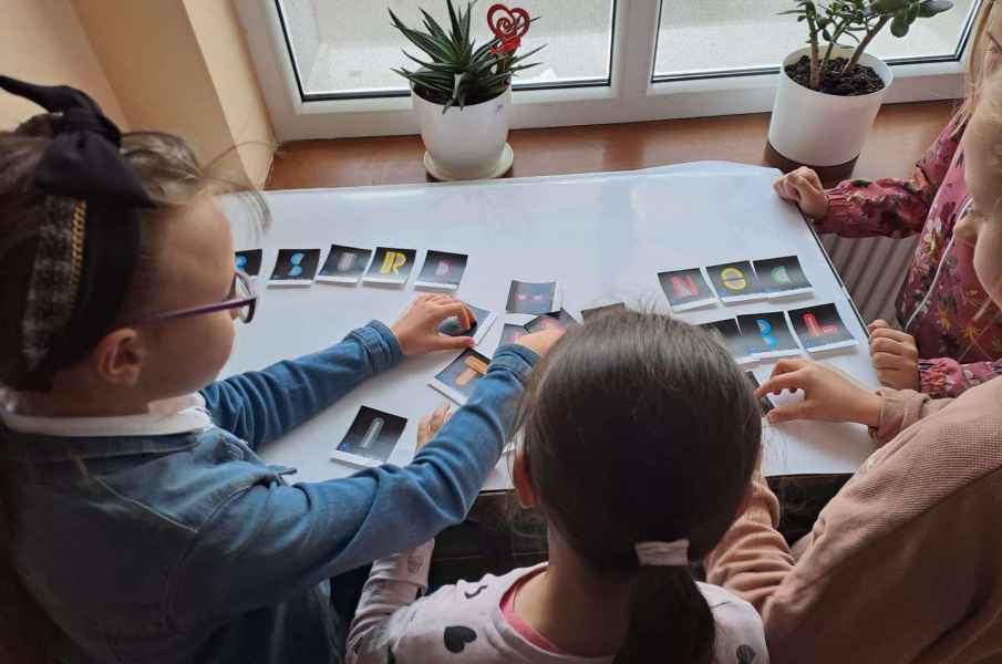 zdjęcie uczniów w trakcie układania hasła tegorocznej nocy bibliotek absurd nie czytać