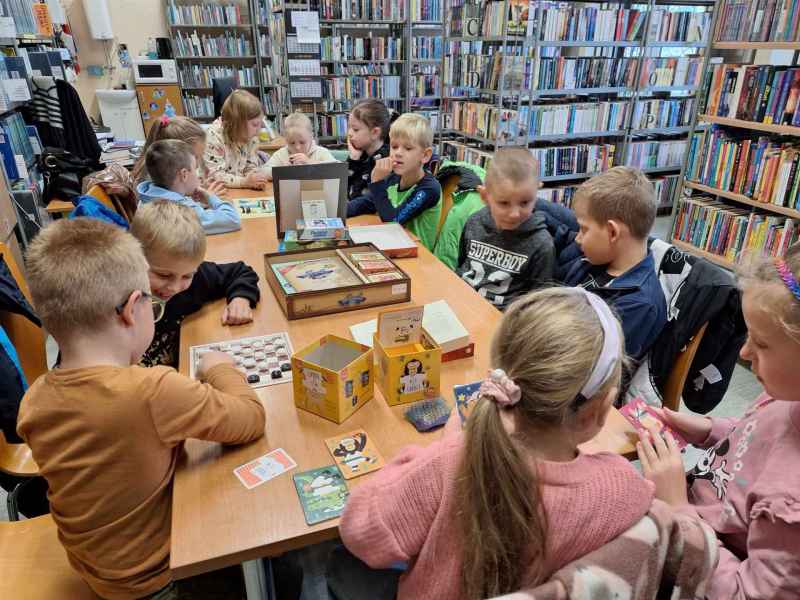 zdjęcie dzieci grających w gry planszowe