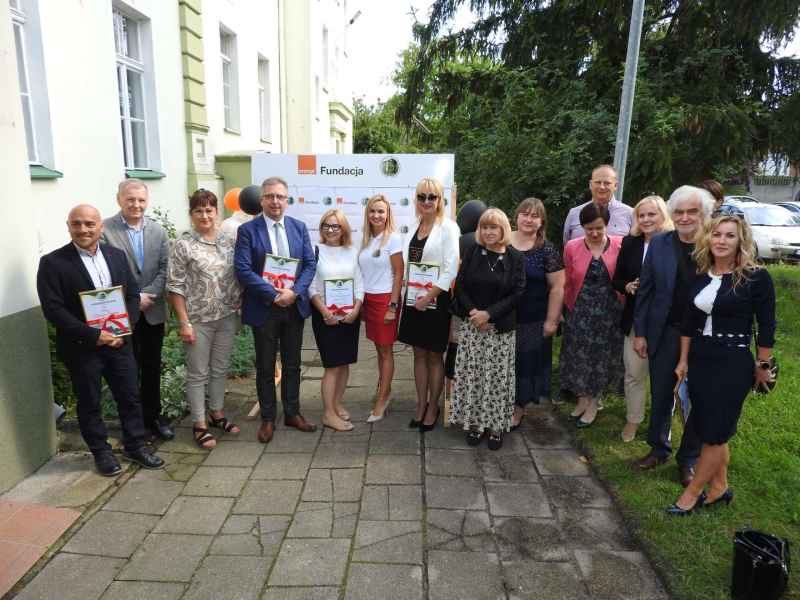 zdjęcie grupowe dyrektor biblioteki w Szprotawie wraz z burmistrzem i wiceburmistrz Szprotawy, dyrektorem biblioteki Norwid, kierownikiem Działu Badań, Analiz i Metodyki w bibliotece Norwid oraz innymi znamienitymi gośćmi