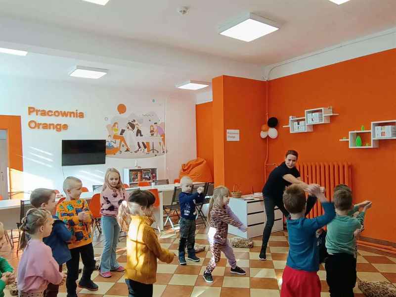 zdjęcie bibliotekarki w trakcie kalamburów z dziećmi 