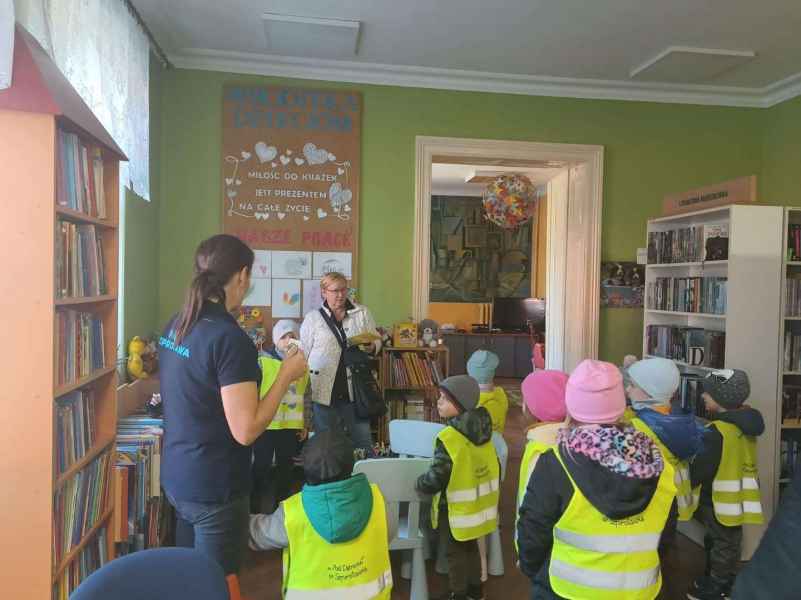 zdjęcie bibliotekarki, wychowawczyń i dzieci w odddziale dla dzieci