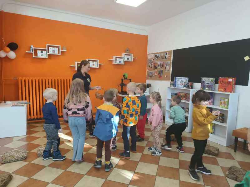 zdjęcie bibliotekarki i dzieci w pracowni Orange