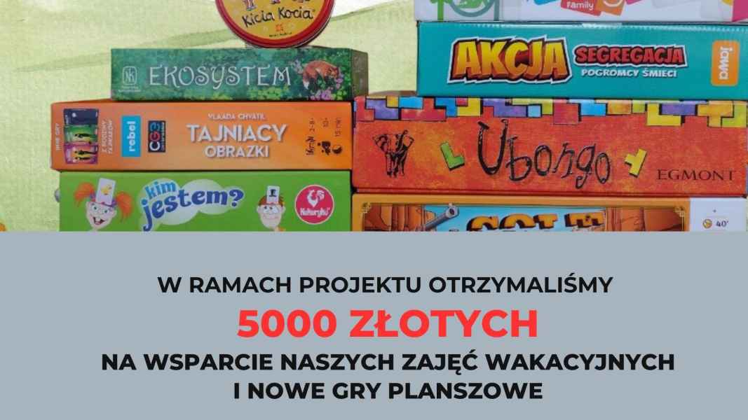 zdjęcie opakowań gier planszowych oraz podpis w ramach projektu otrzymaliśmy 5000 złotych na wsparcie naszych zajęć wakacyjnych i nowe gry planszowe