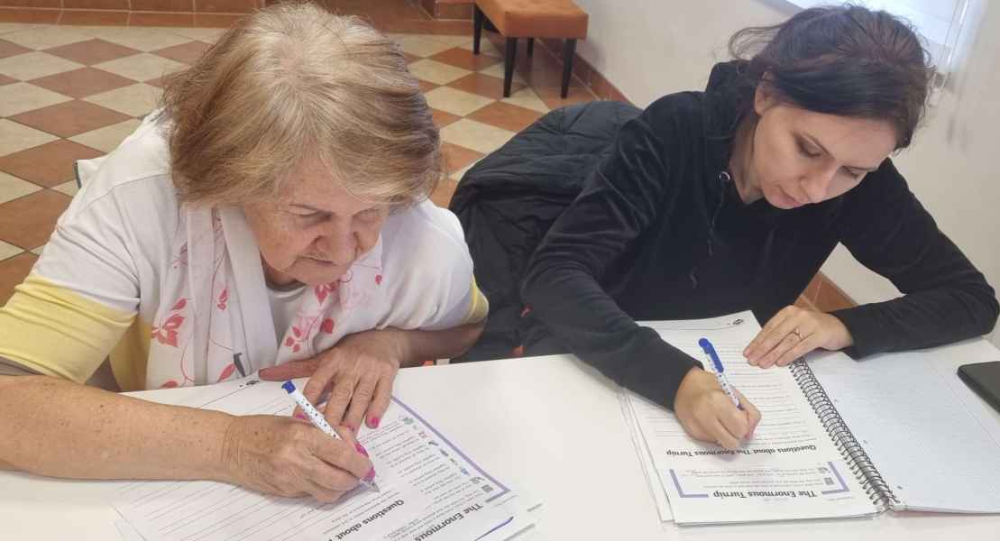 zdjęcie kursantek rozwiązujących zadania do tekstu