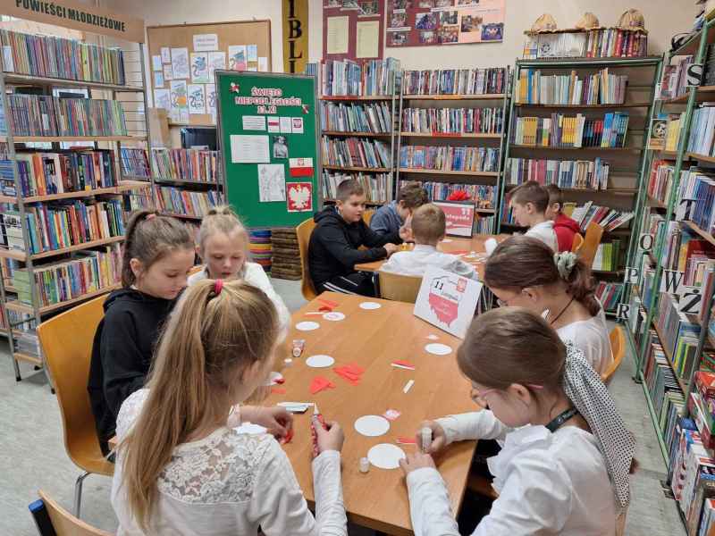 zdjęcie dzieci podczas robienia kotylionów przy stolikach